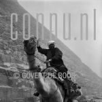 20-04-2007 Egypte Gizeh Pyramide.

[keywords]Black & White Image, Camel, Local, Pyramide[/keywords]